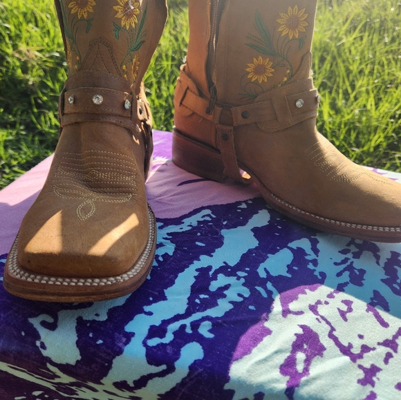 Boots - Picture 2 of 3